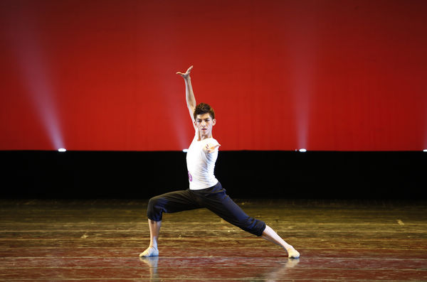 第二届“碧湖苑”杯广西大学艺术学院舞蹈系基本功大赛圆满落幕(图1)