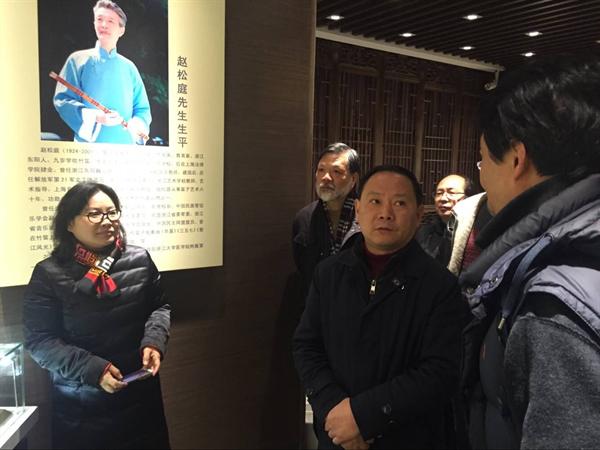 高校博物馆馆长一行来校参观赵松庭纪念馆