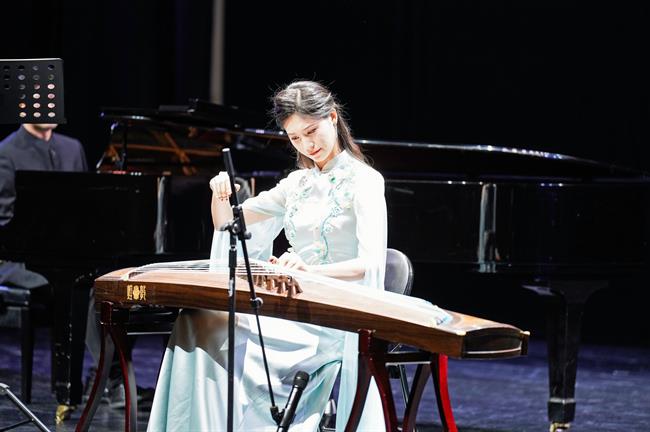 演奏-我校冯夕芮.jpg 演奏-我校冯夕芮.jpg