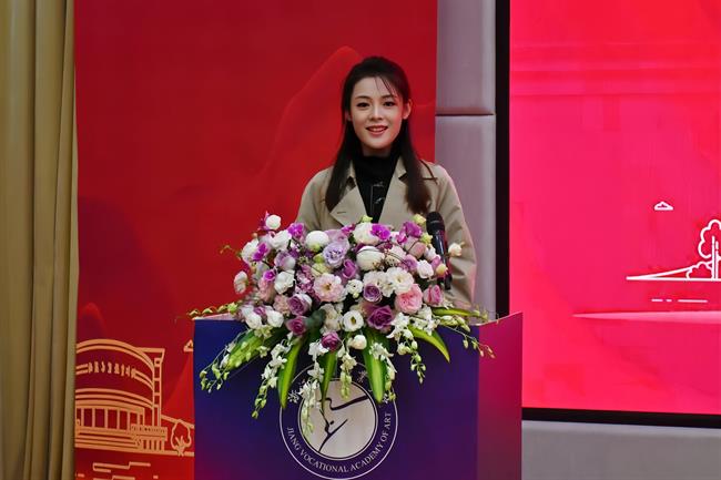 2013届戏曲表演专业校友陈丽君作为校友代表发言.jpg 2013届戏曲表演专业校友陈丽君作为校友代表发言.jpg