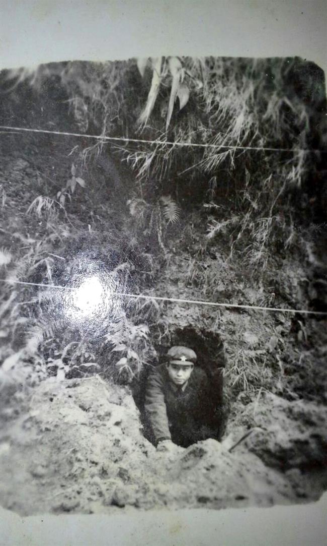 四版之一1作者父亲在云南老山前线猫耳洞前.png 四版之一1作者父亲在云南老山前线猫耳洞前.png