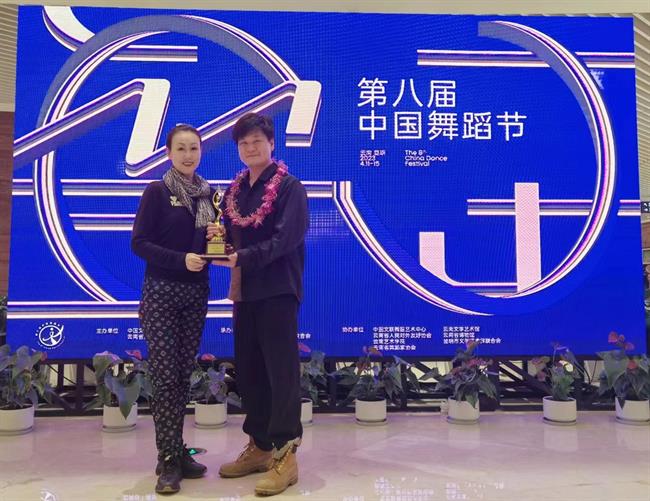 领奖.jpg 领奖.jpg