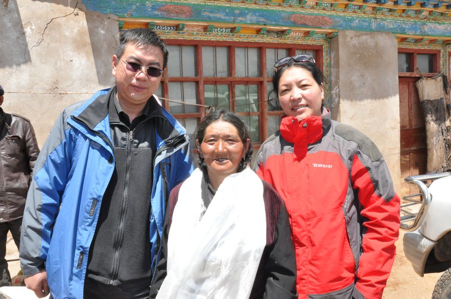 陈毅副局长(左)慰问藏民