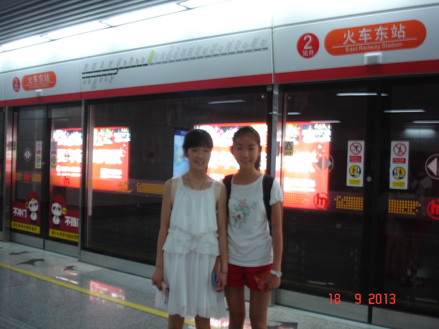 陈伊姿、陈ç‘?瑶在地铁留影