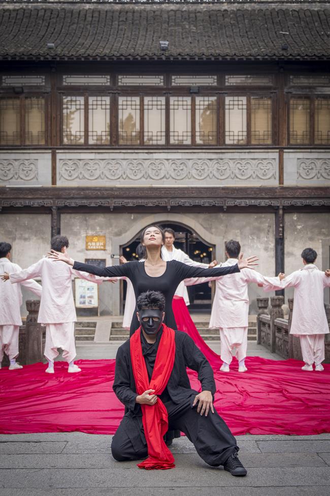 23.第十届乌镇戏剧节 古镇嘉年华剧目《幻·梦》(1).jpg